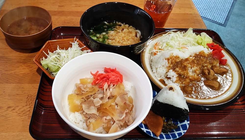 手前から肉丼、昆布おにぎり、カレーライス、ぶっかけうどん。サラダも付いていました