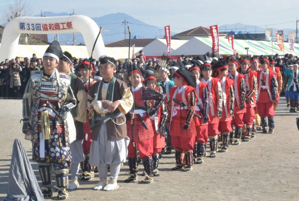 小栗判官まつりの出陣式に参加した地元の児童ら＝2019年12月1日、筑西市門井