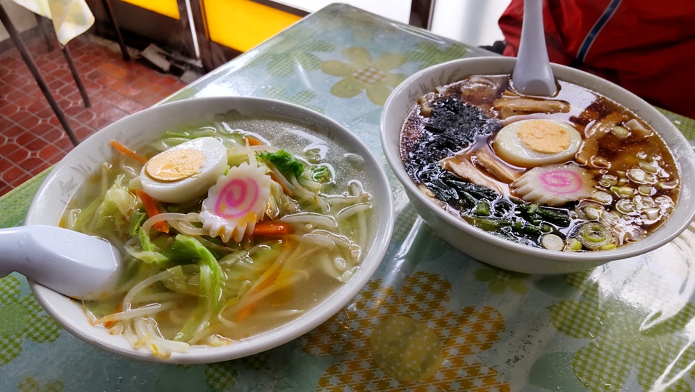 野菜タンメン（左）とワンタンメン