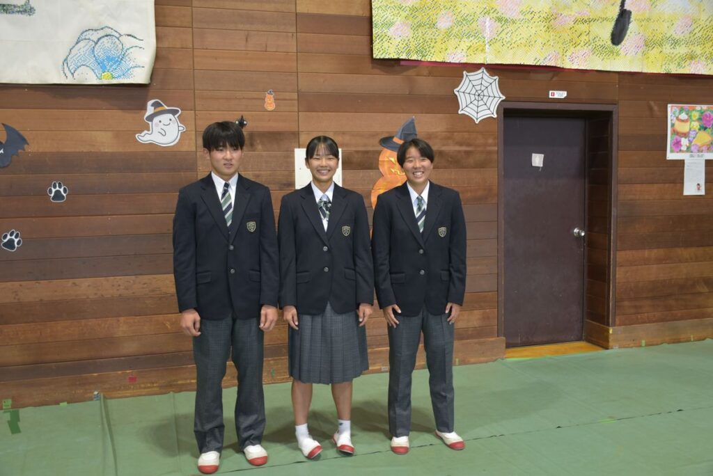 来年度から採用される、古河市立三和中の制服（冬服）