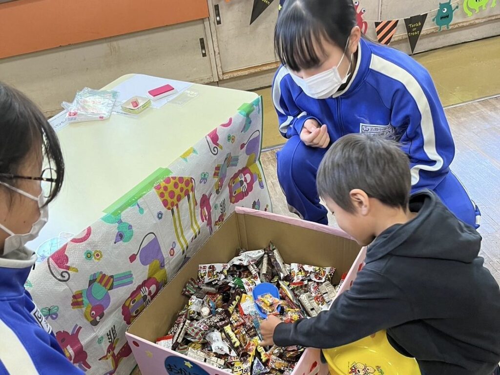 昨年の「ごか児童館子育て応援フェスタ」からお菓子すくいを楽しむ子ども（五霞町提供）