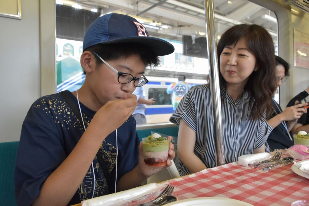 列車内でパフェを味わう乗客＝筑西市乙の下館駅