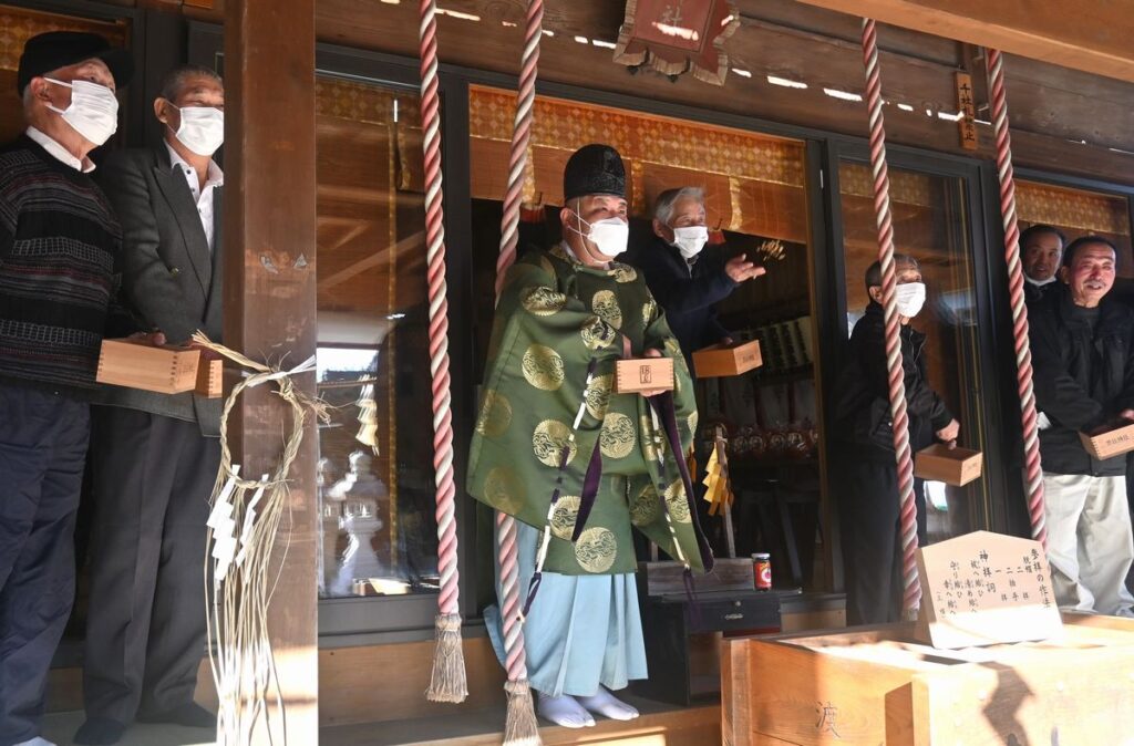 日本一早い豆まき、宗任神社の「追儺祭」＝2023年1月11日、下妻市本宗道