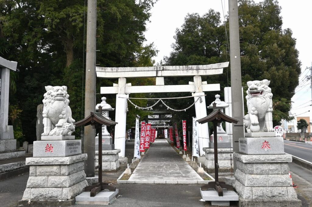 宗任神社の鳥居と参道＝下妻市本宗道