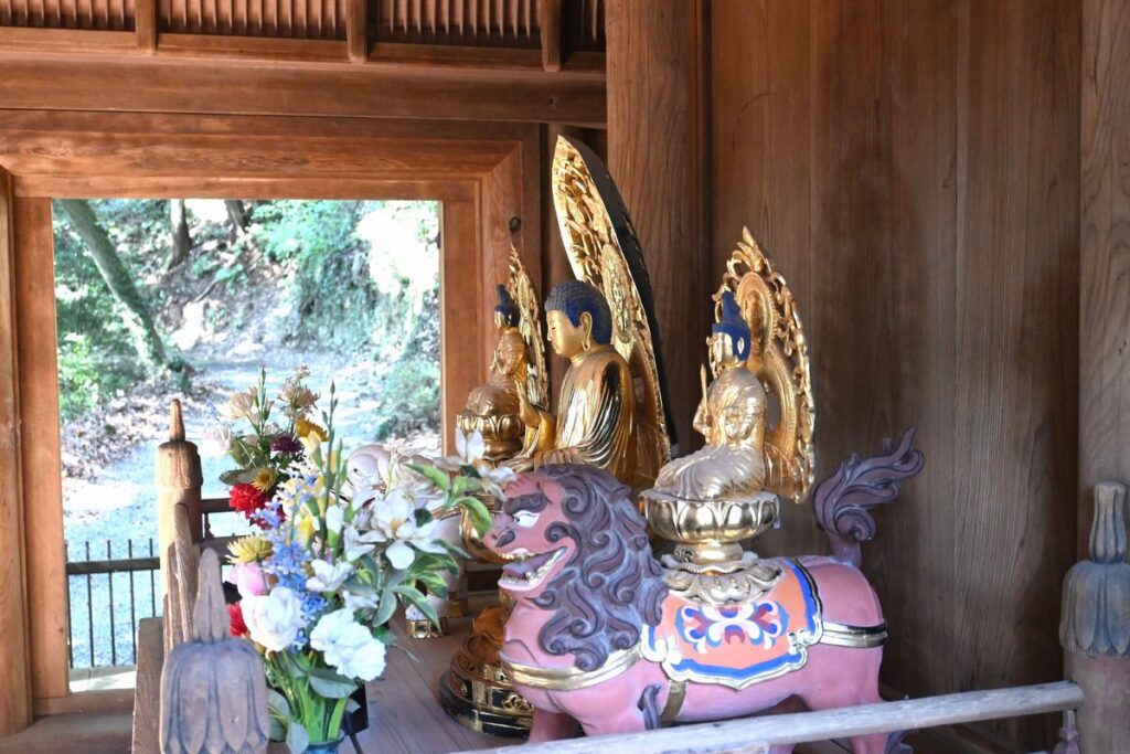 富谷観音の三重塔内部（寺の許可を得て特別に撮影）