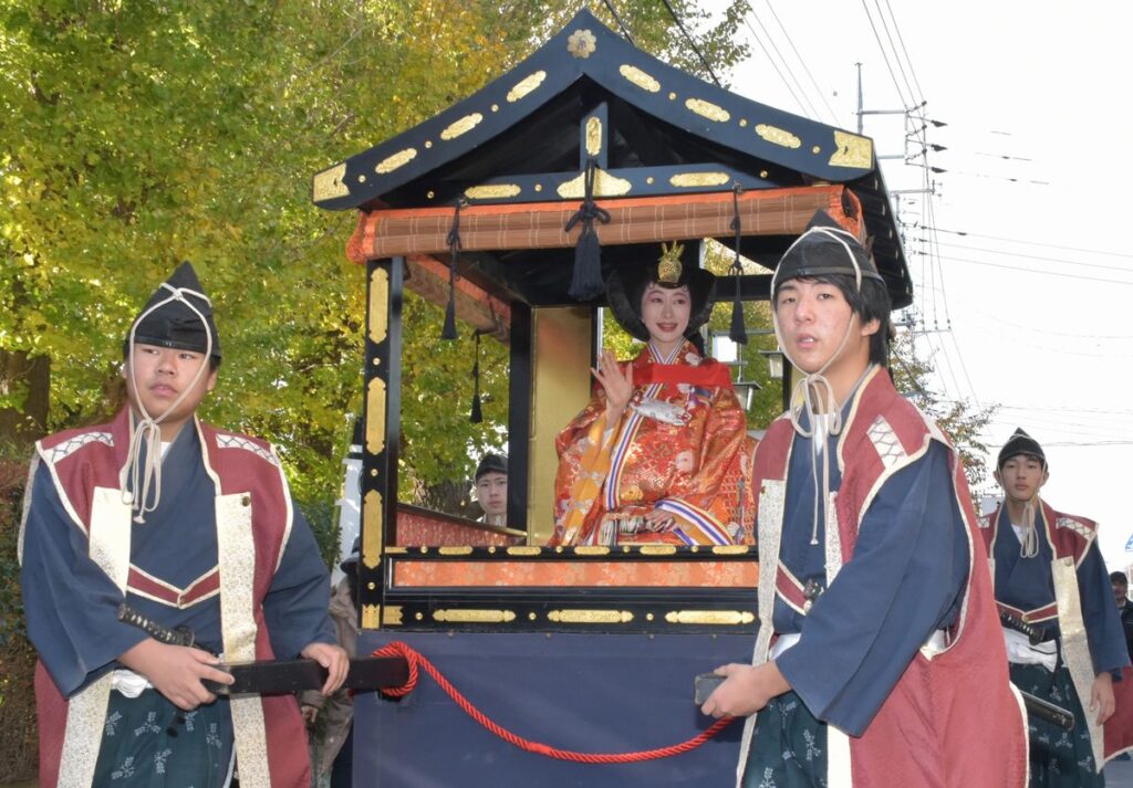 御所車に乗った照手姫役＝2019年12月1日、筑西市門井