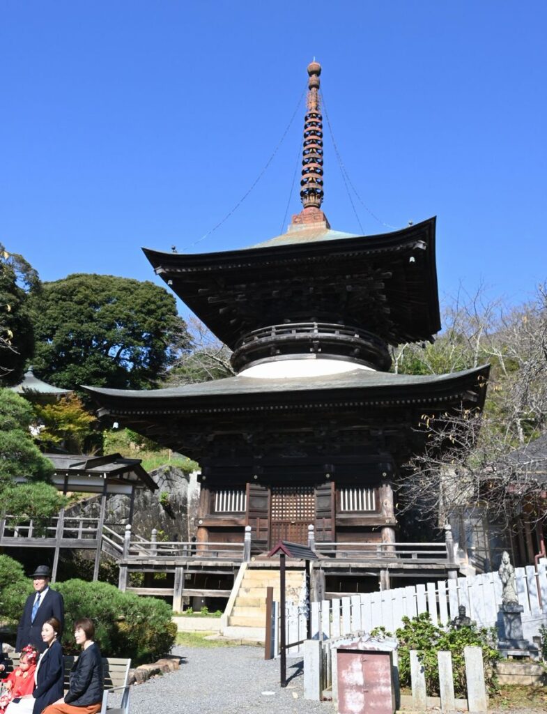 雨引観音の多宝塔。塔を背景に記念撮影する人がたくさん