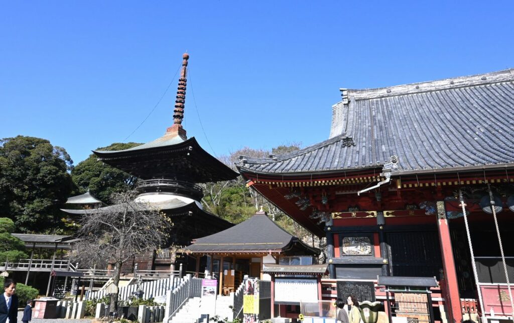 雨引観音の本堂（右）と多宝塔