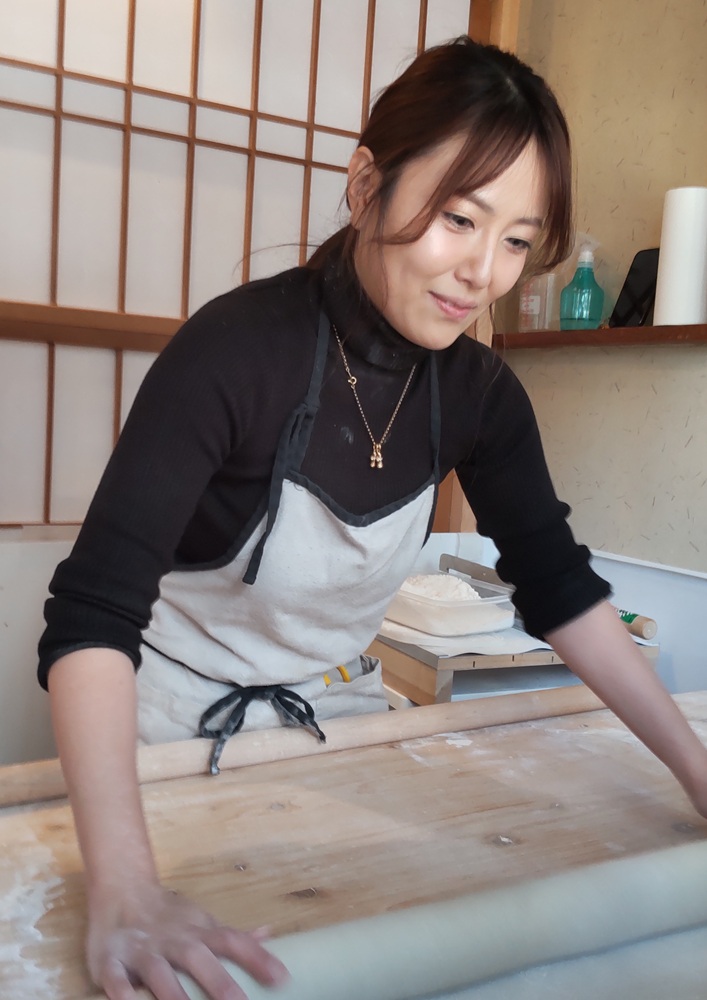 そばを打つ、店長の山田真美さん