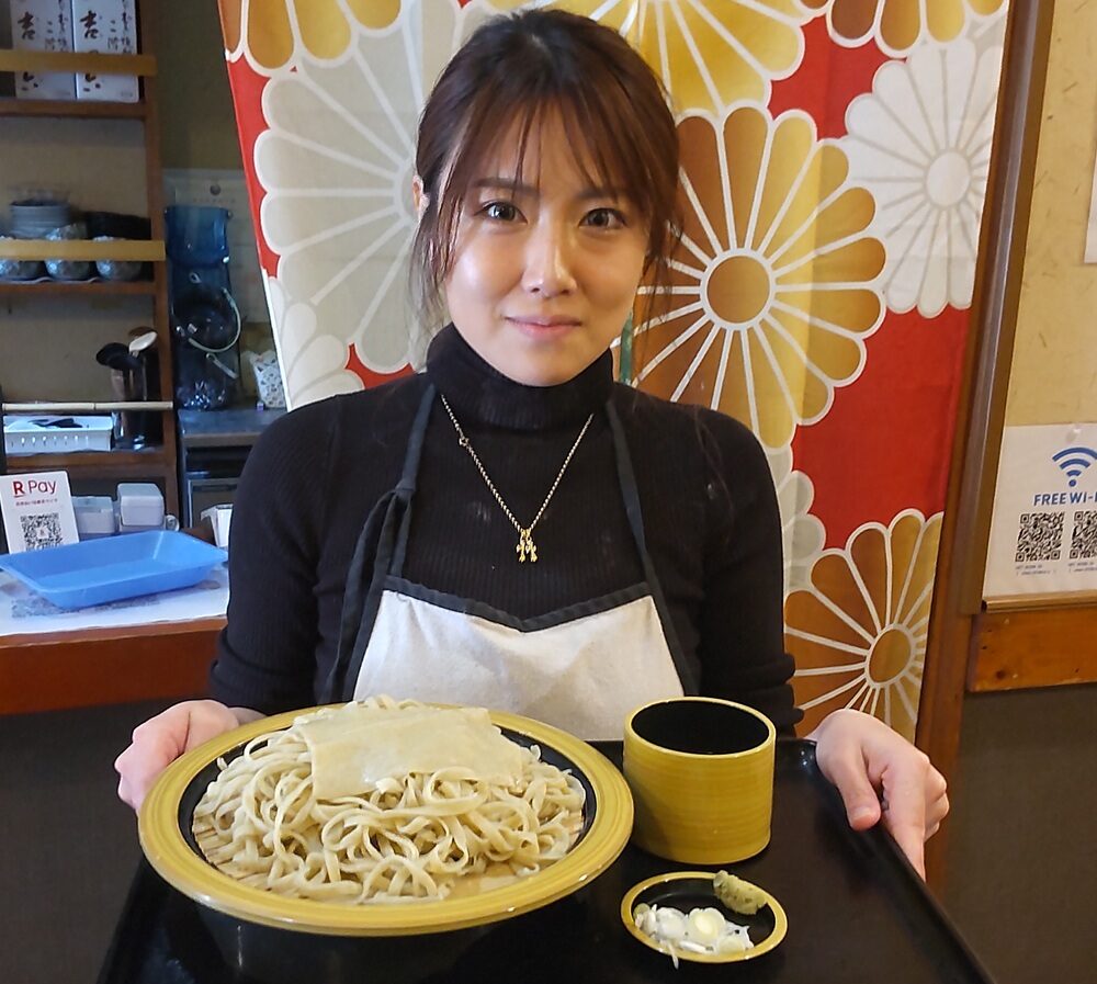 そば処「３８８」の店長・山田真美さんと手打ちそば＝下妻市下妻