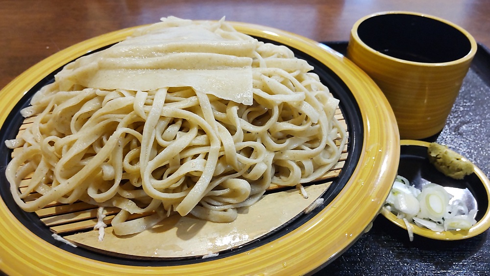 もりそばの大盛り。上にあるのはおまけ、そばの切れ端です