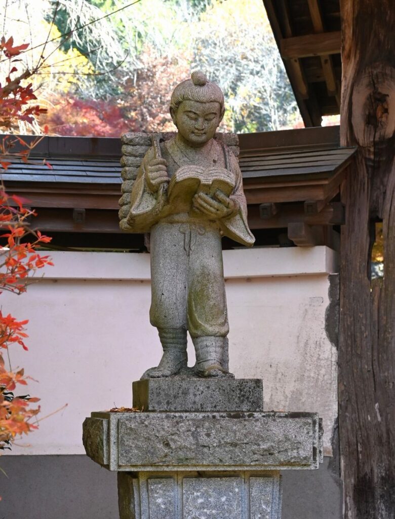 薬王寺の山門前に二宮尊徳（金次郎）の像があります＝桜川市青木