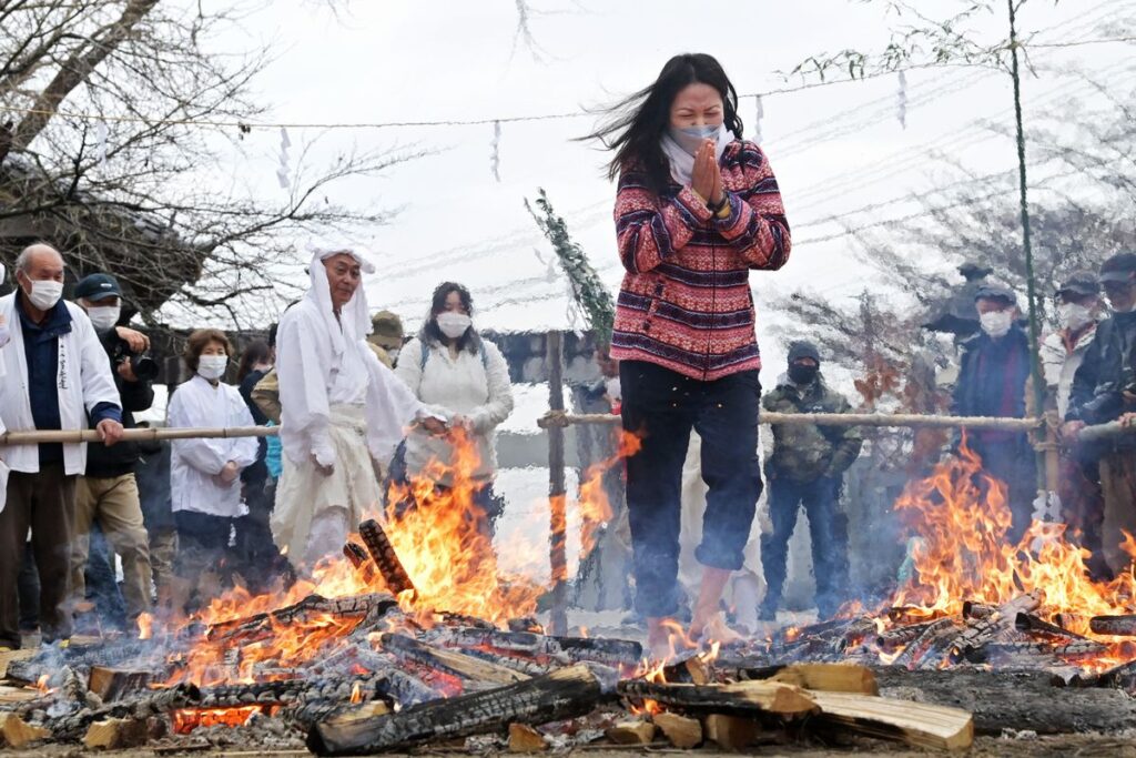 加波山三枝祇神社本宮の火渉祭で火の道を歩く参加者＝2022年12月22日日午後、桜川市真壁町長岡