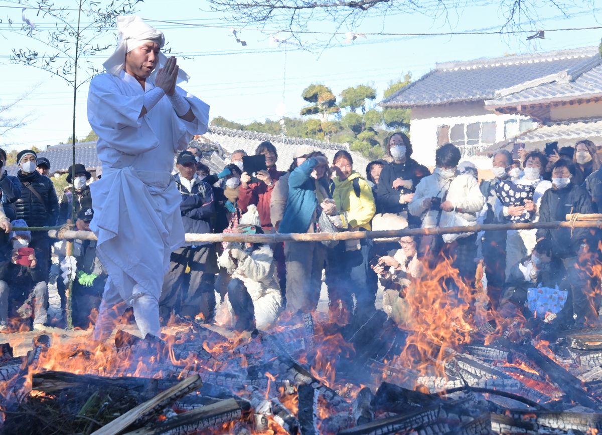 加波山三枝祇神社本宮の火渉祭で火の道を歩く「先達」＝2023年12月22日午後、桜川市真壁町長岡