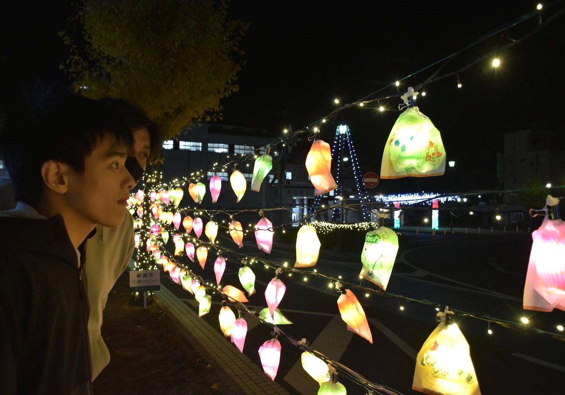 茨城県立結城特別支援学校の生徒のイラストを使ったイルミネーション＝結城市結城