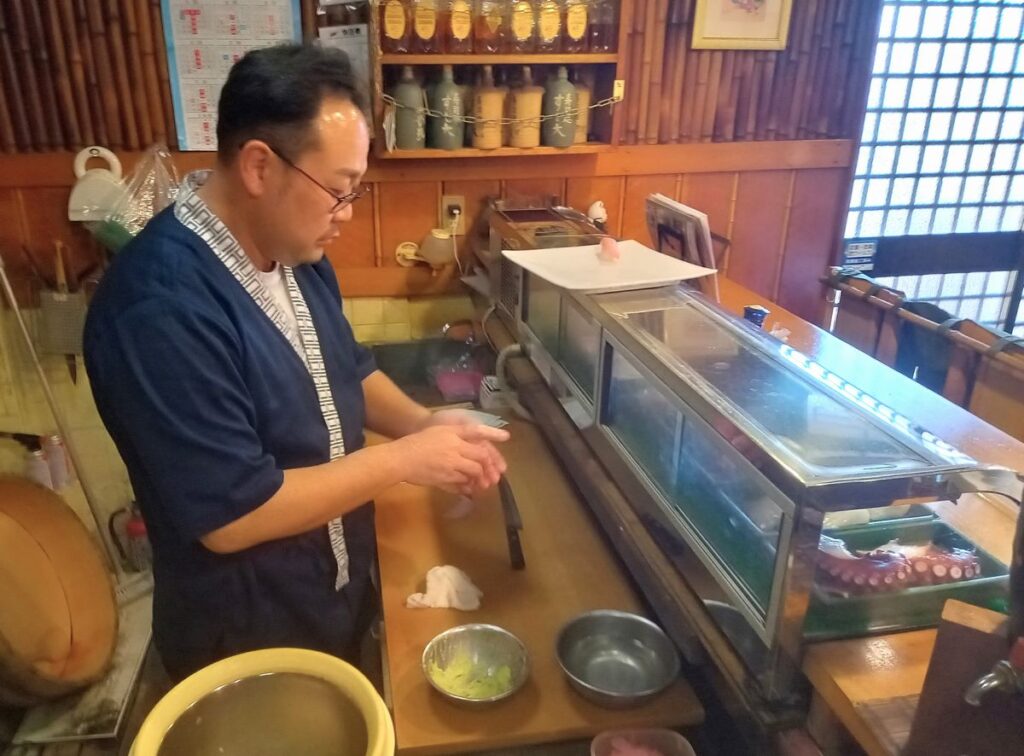 すしを握る、2代目の正根寺和人さん