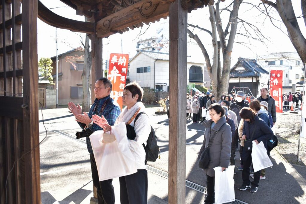 大聖院で１年間の幸福を願う参拝者＝2024年1月7日、古河市本町