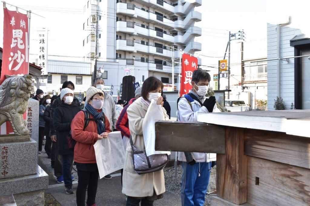 毘沙門天をまつる秋葉神社に参拝する人々＝2024年1月8日、同市本町