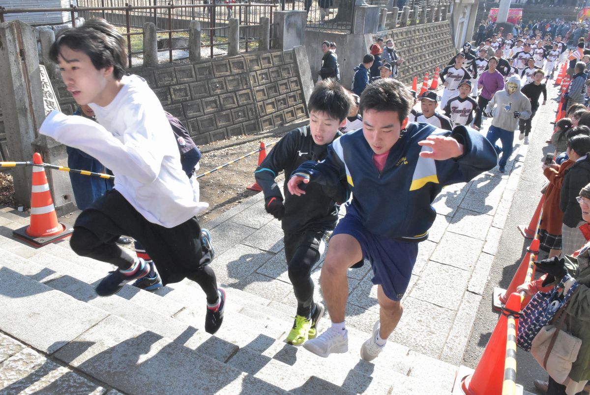 羽黒神社の参道を駆け上がる「招福舘男舘女」の参加者＝2020年1月13日、筑西市甲