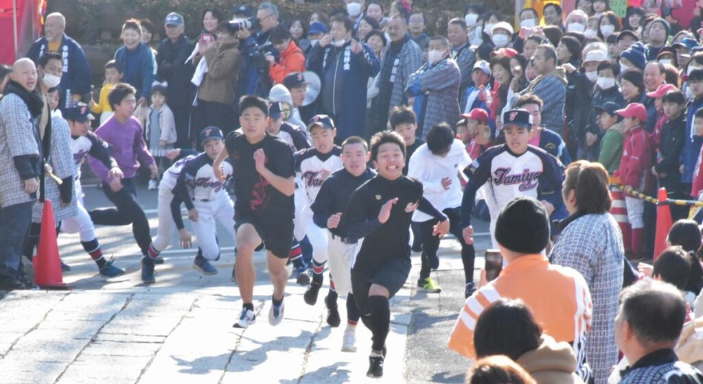 「招福舘男舘女」に参加し健脚を競う小学生と見守る市民ら＝2020年1月13日、筑西市甲