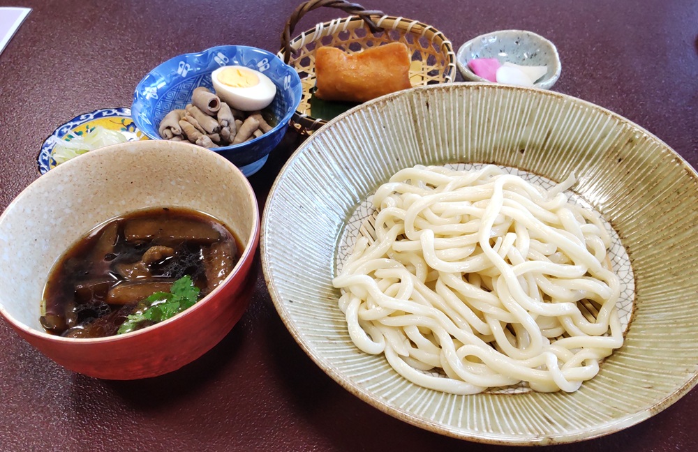 小鉢付きのちたけうどん（つけ）。おいなりさん（150円）を追加しました