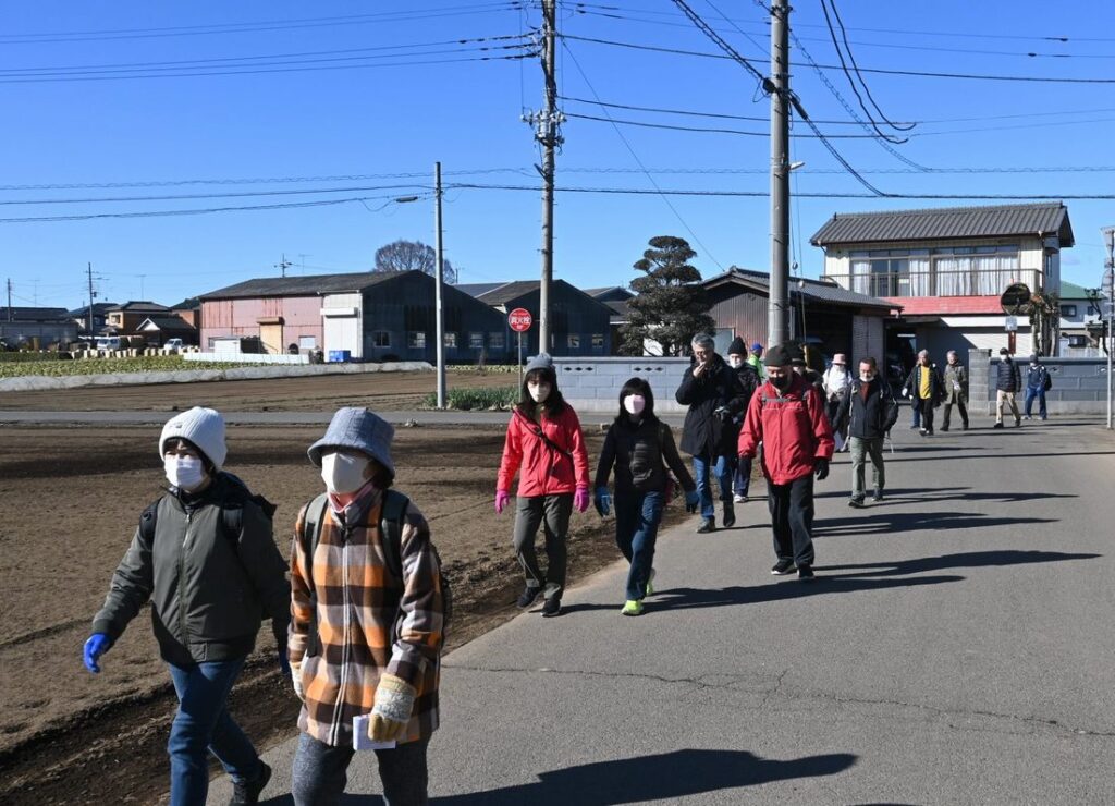 畑の近くや住宅街をてくてく歩きます