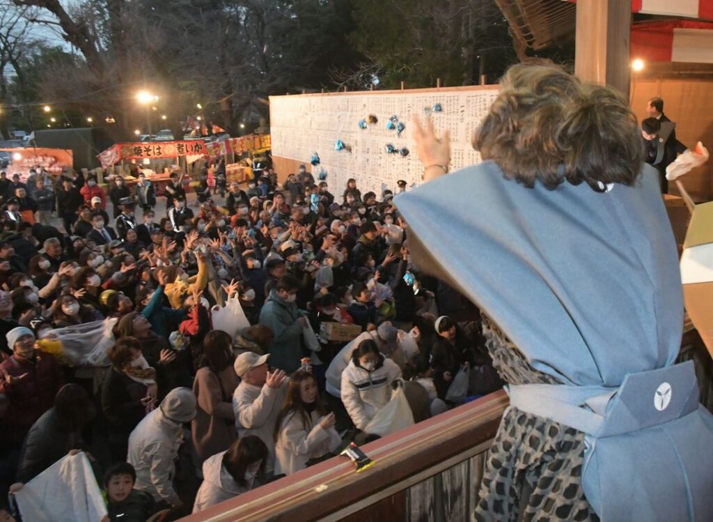 2020年の雀神社豆まき。年男や年女が豆や菓子をまきました