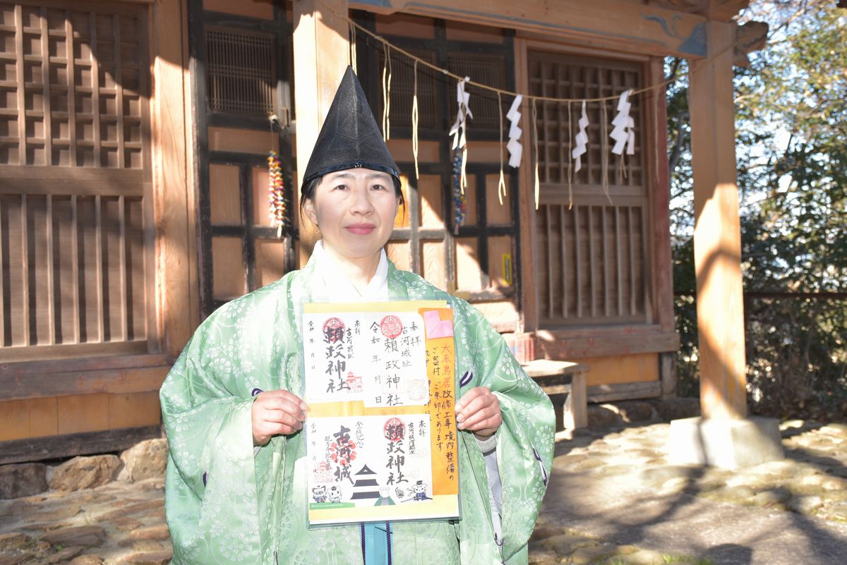 御朱印を紹介する、宮司の福知智津子さん＝古河市錦町