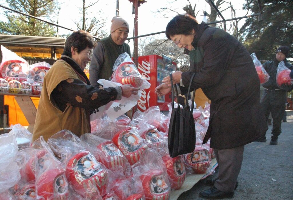 雀神社のだるま市＝古河市宮前町