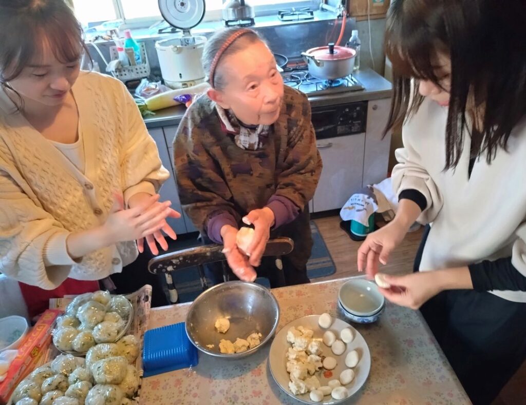 白玉粉と豆腐ですいとんを練り込みます