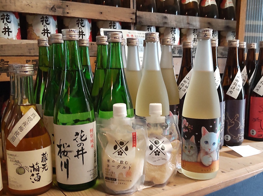 食べる甘酒（中央）と清酒「花の井」