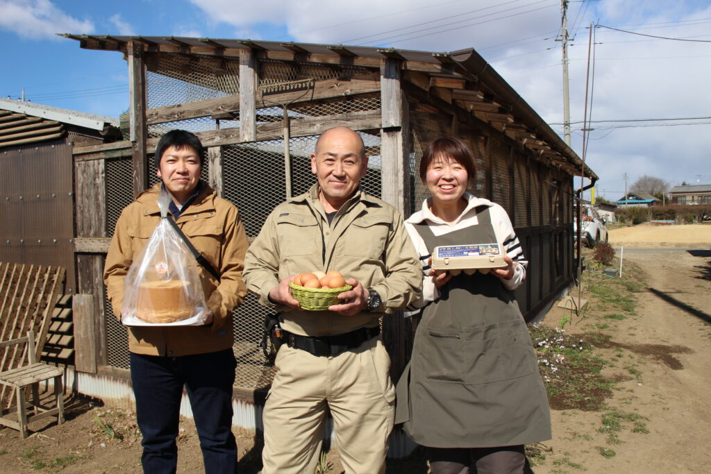 左から常連客の大塚さん、真二さん、まなみさん