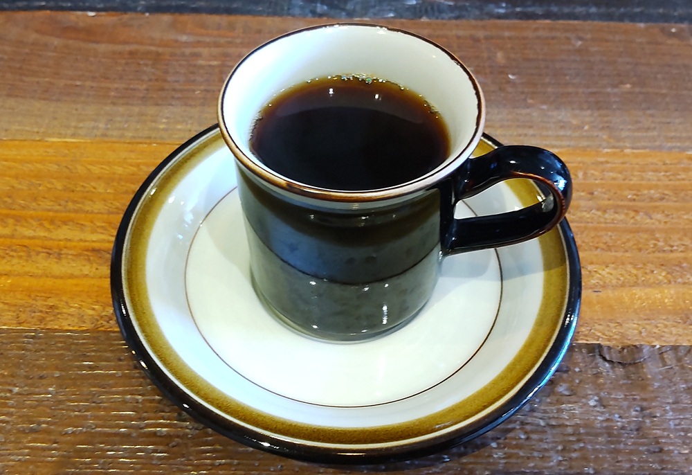 ブラジルサントスコーヒー。紅茶や季節のハーブティーもあります
