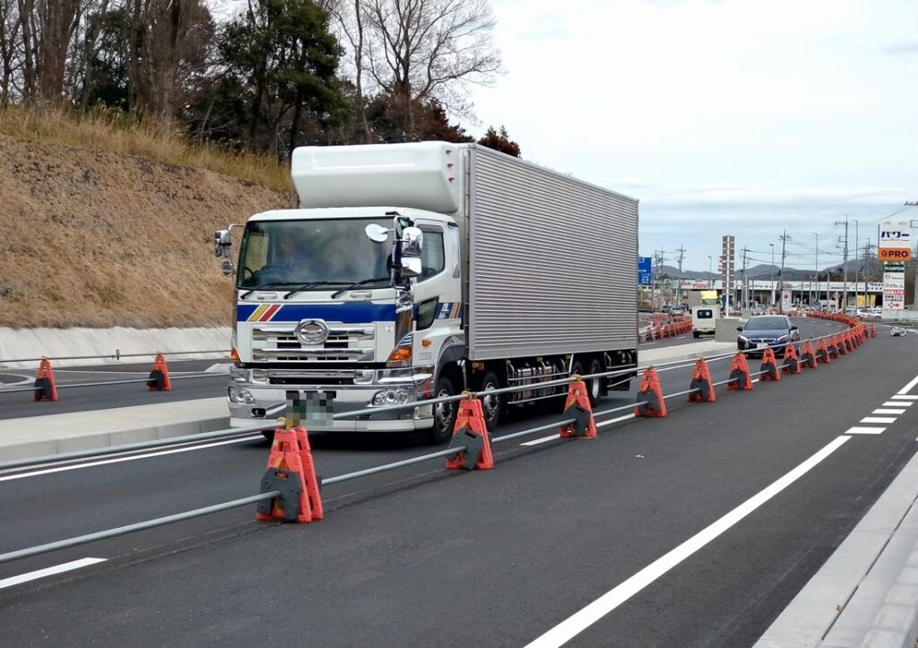 4車線化される区間＝桜川市長方の国道50号