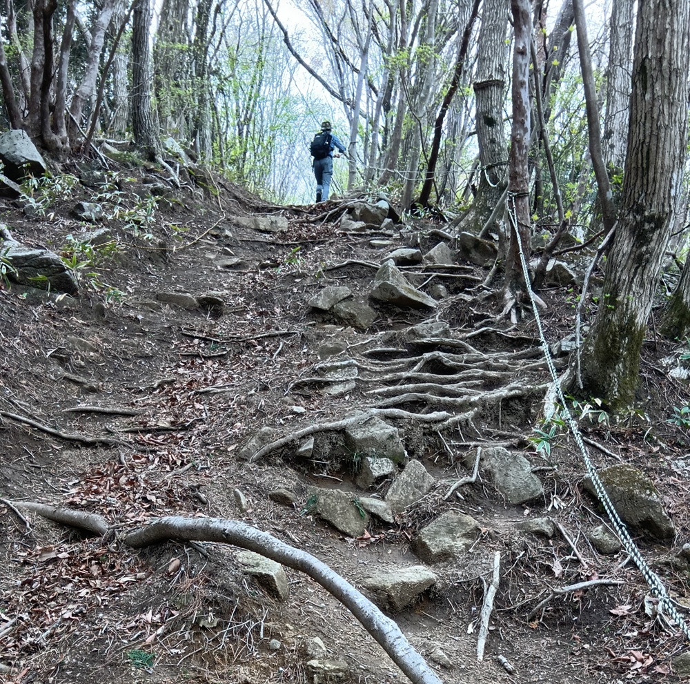 最初の難所、燕山への急な登り