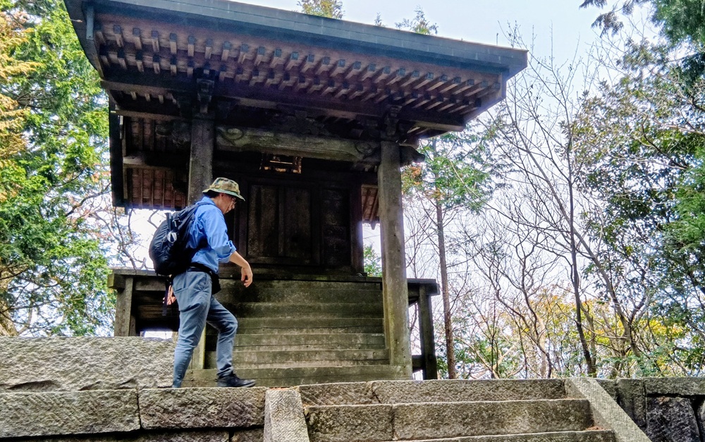 加波山山頂付近にある社=午前9時30分