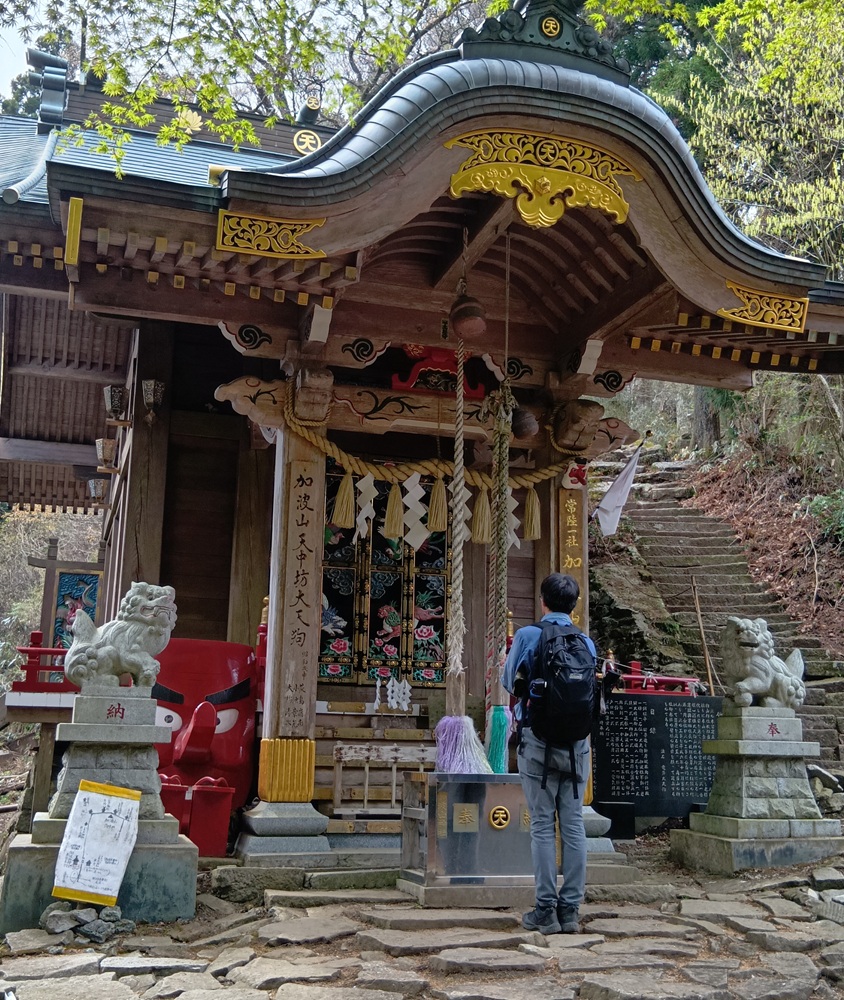 山頂直下にある加波山神社