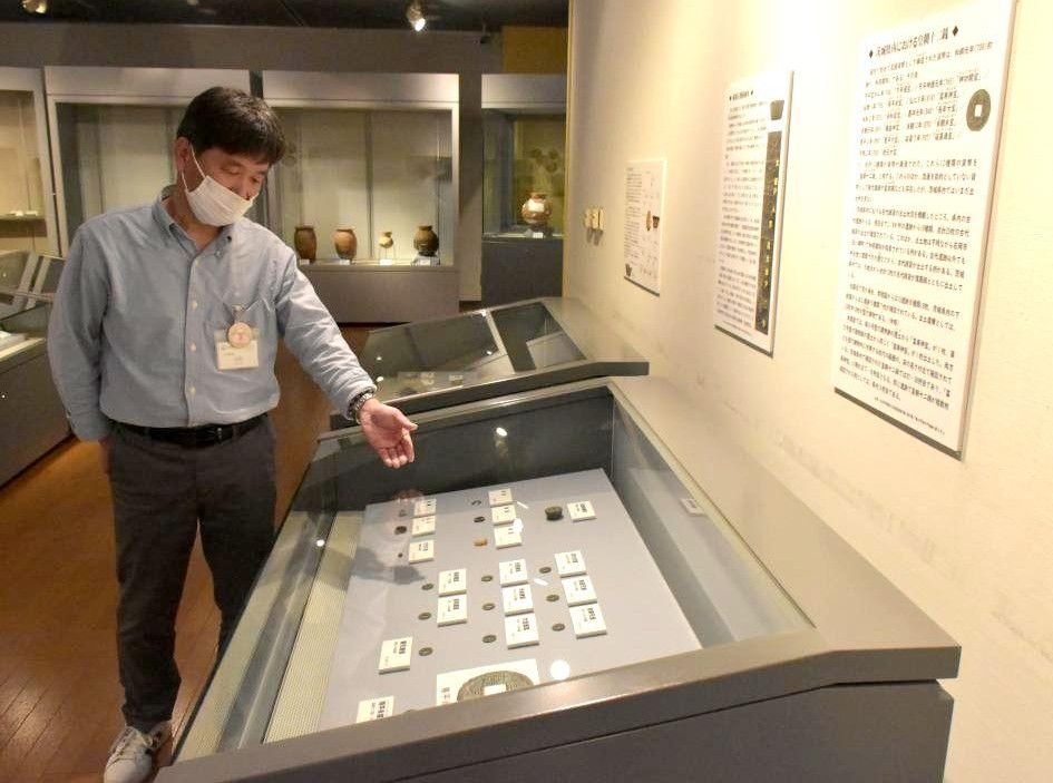 過去の調査で出土した資料を紹介する学芸員の峯照男さん=古河市仁連