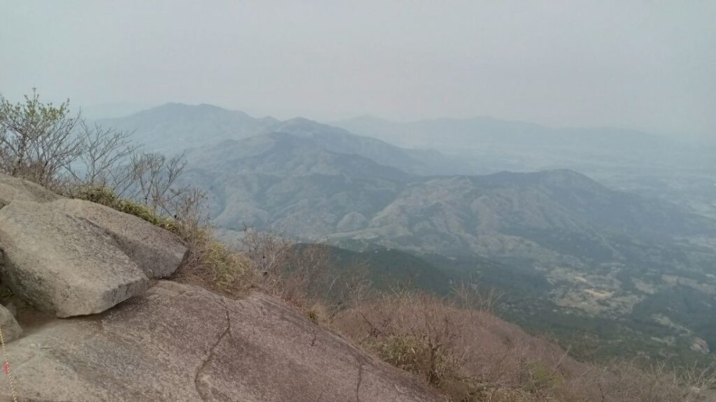 筑波山(女体山)山頂からの景色。この日歩いてきた足尾山や加波山の山並みが見えます