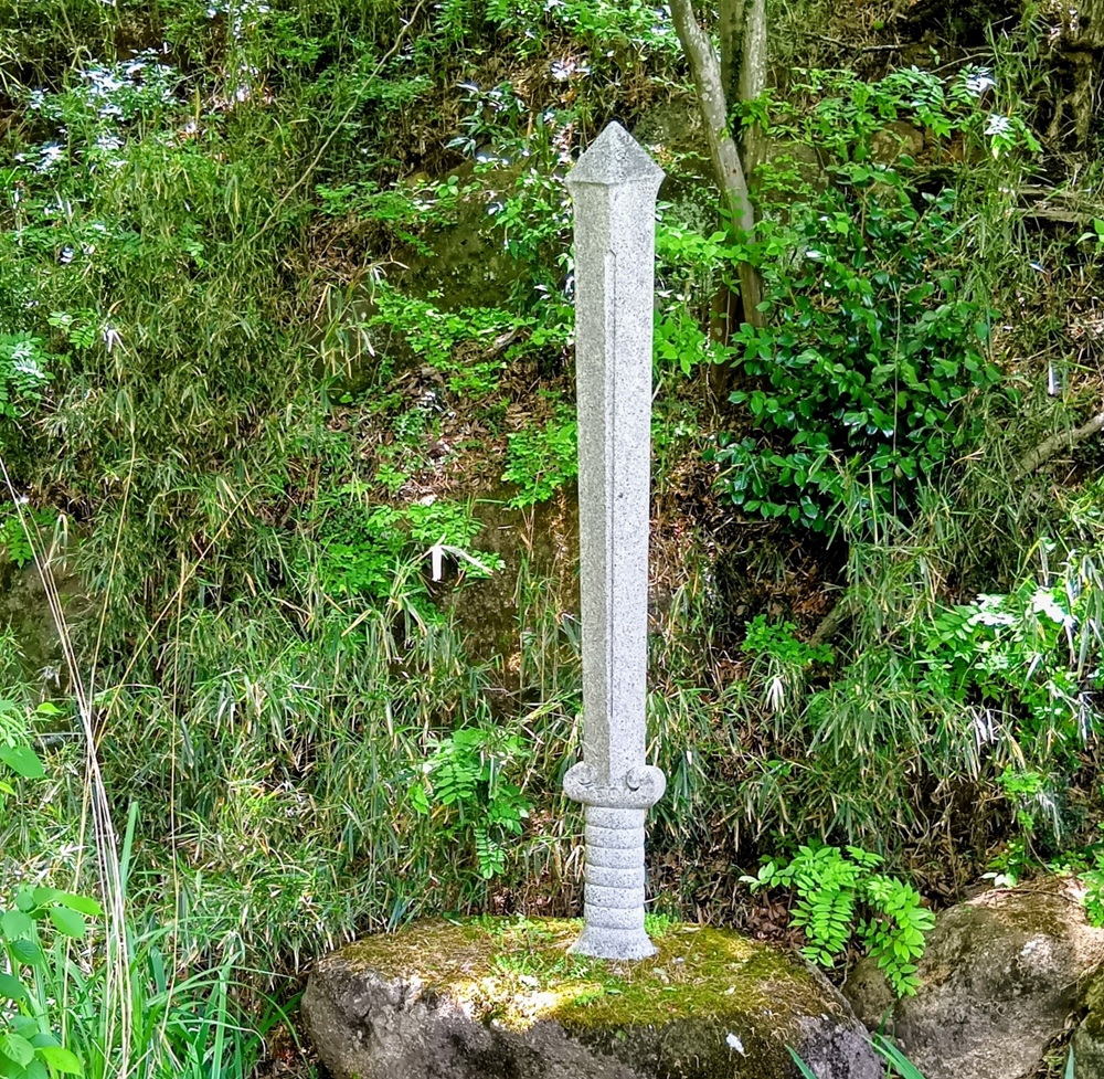 山頂と思われる場所にあった石の剣