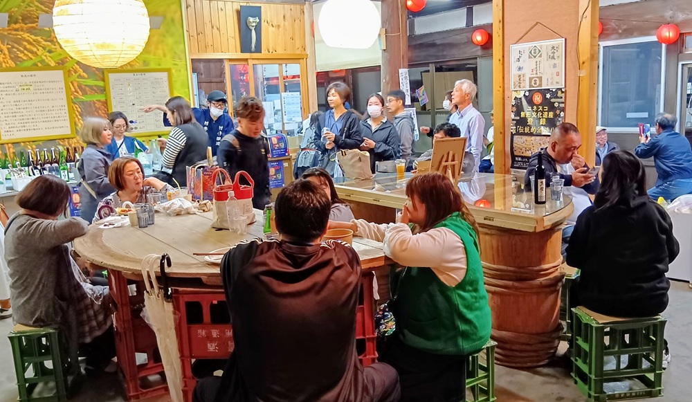 お酒を飲みながら会話が弾みます。