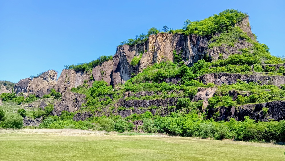 クリフステージから眺める岩船山。左側がV字になっています。