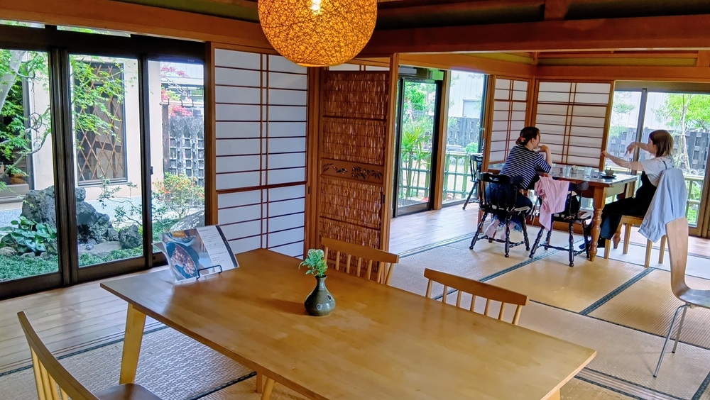 食事しながら庭園を楽しむことができます。