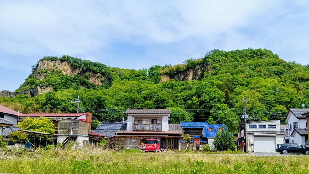 JR両毛線岩舟駅前から望む岩船山