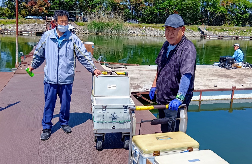 お茶を売る従業員さんたち