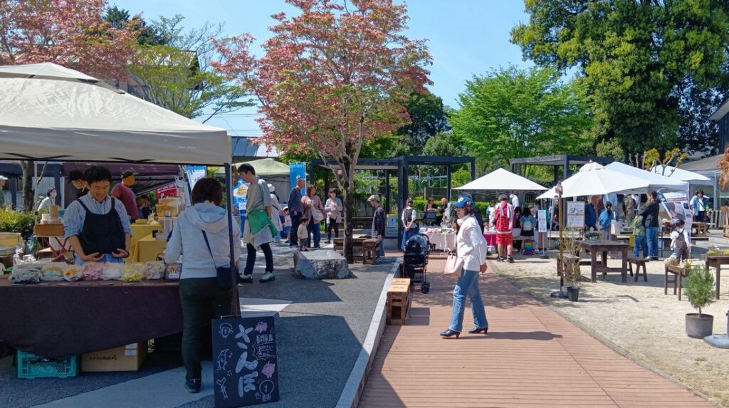 2025年4月27日に開催された「まかべ朝市」=桜川市真壁町真壁の真壁伝承館