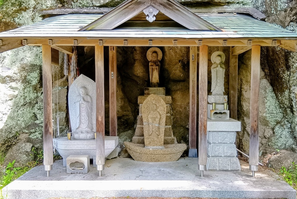 お堂の前には開山と生身地蔵の縁起がありました(詳細は高勝寺のホームページをご覧ください)