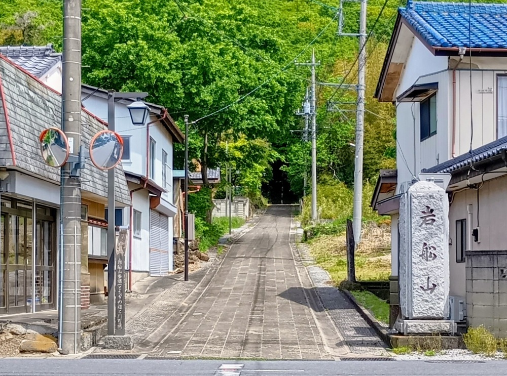駐車場から続く高勝寺参道