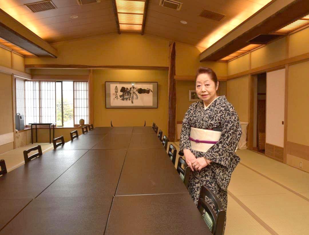 将棋の名人戦第5局の対局会場となるホテル山水の「吉祥の間」。床の間には高橋采子社長が依頼した書「一擲」が飾られました=古河市中央町