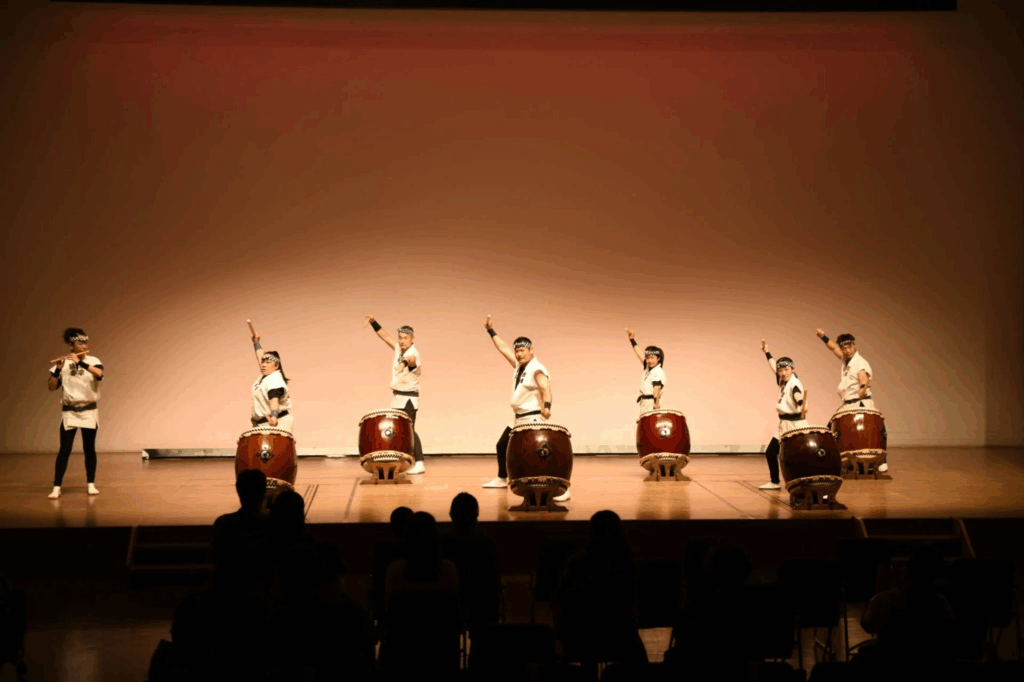 「天地」演奏の様子。和太鼓　鼓幸結成20周年記念公演より=2020年（和太鼓　鼓幸提供）